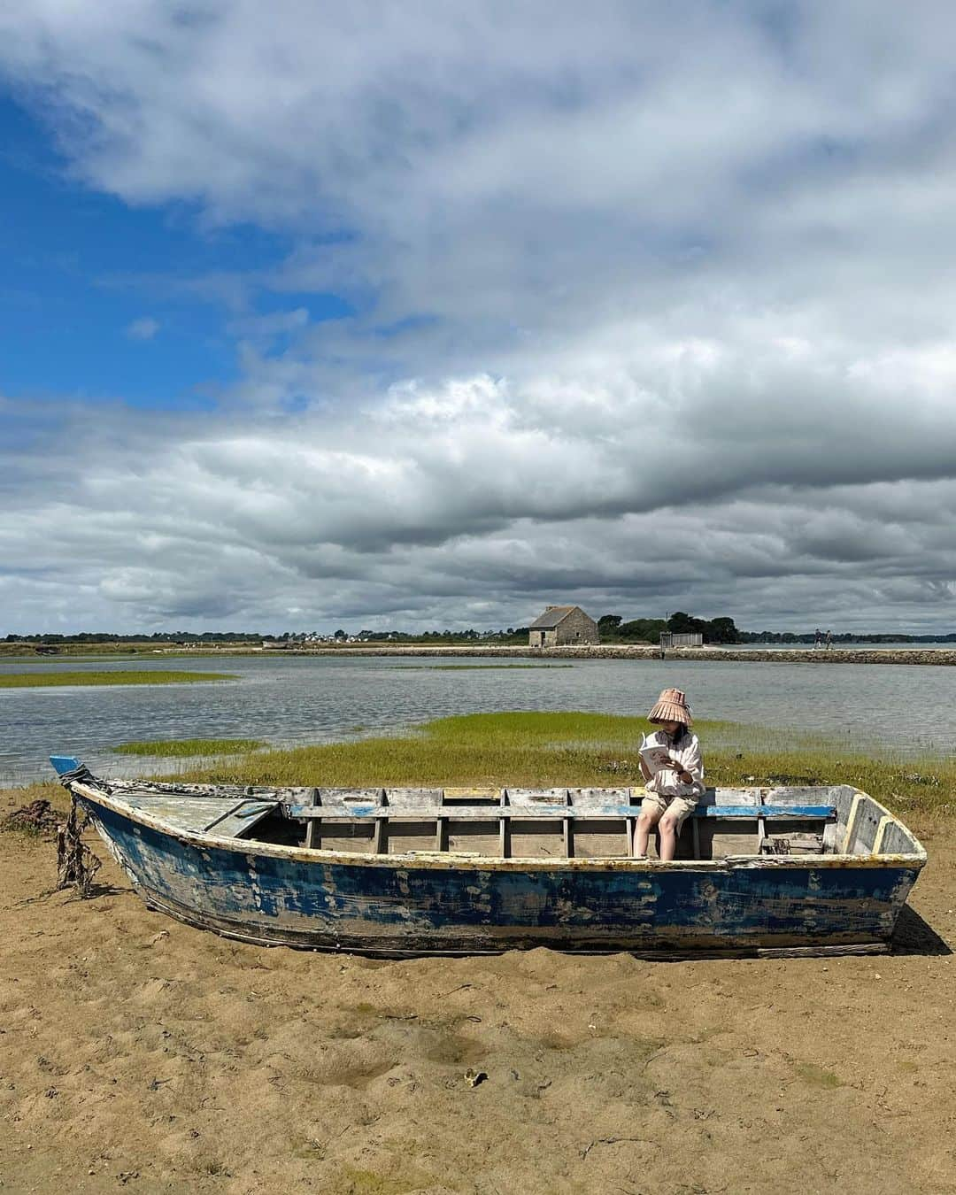 フィロとポンポンのインスタグラム：「Seule au monde sur mon île, loin des tumultes, à la recherche de tranquillité et d’air frais…🤍」