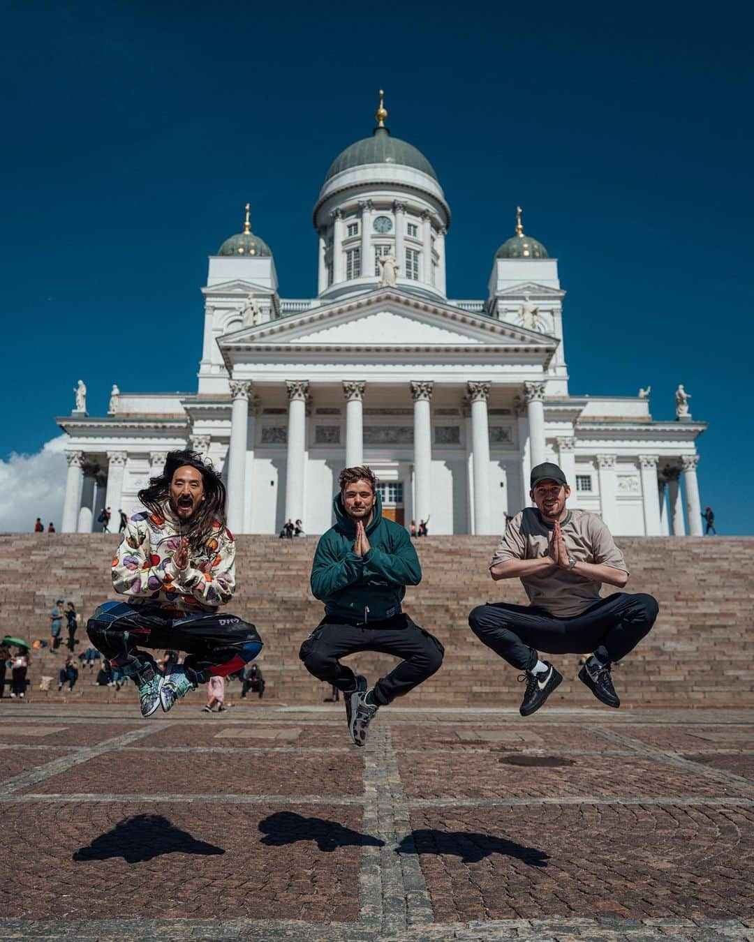 スティーヴ・アオキさんのインスタグラム写真 - (スティーヴ・アオキInstagram)「Just some tourists doing tourist stuff @martingarrix @alanwalkermusic #aokijump #1084」8月6日 1時10分 - steveaoki