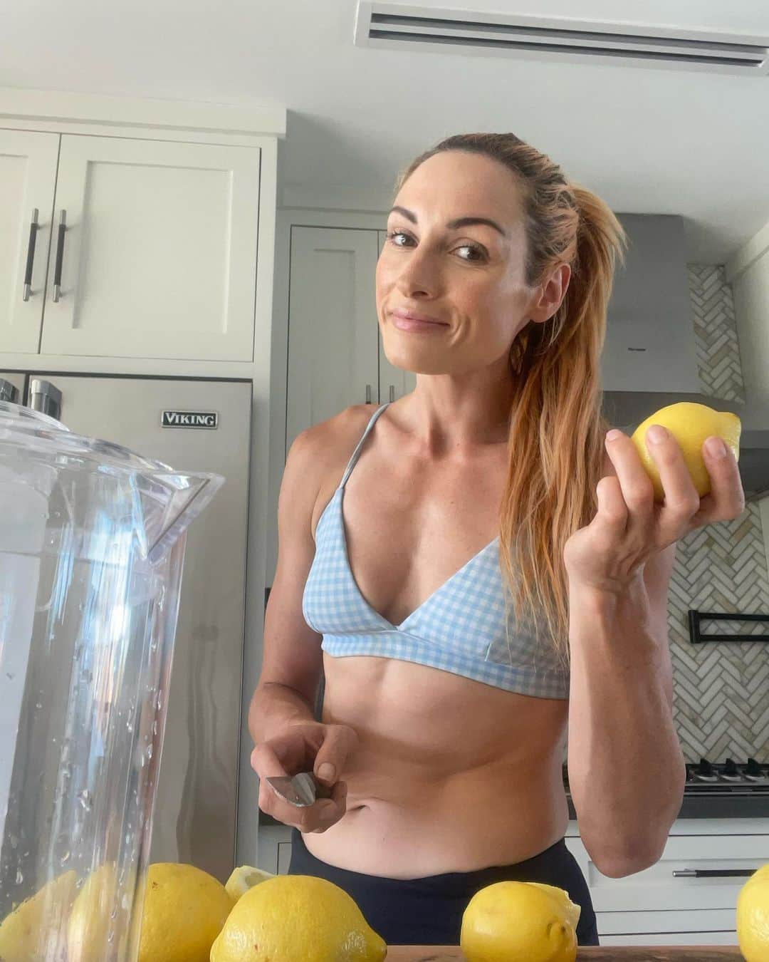 レベッカ・ノックスのインスタグラム：「Making lemonade with all these lemons I’ve been given. What’s everyone else up to this weekend?!」