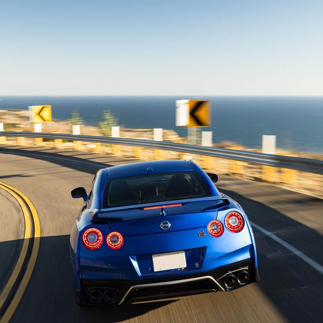 Nissanさんのインスタグラム写真 - (NissanInstagram)「Sandy wheels, sun-kissed headlights ☀️  #Nissan #NissanGTR #GTR #GTRPremium #SportsCar #BeachDay #Sunkissed #GoldenHour」8月6日 23時25分 - nissan