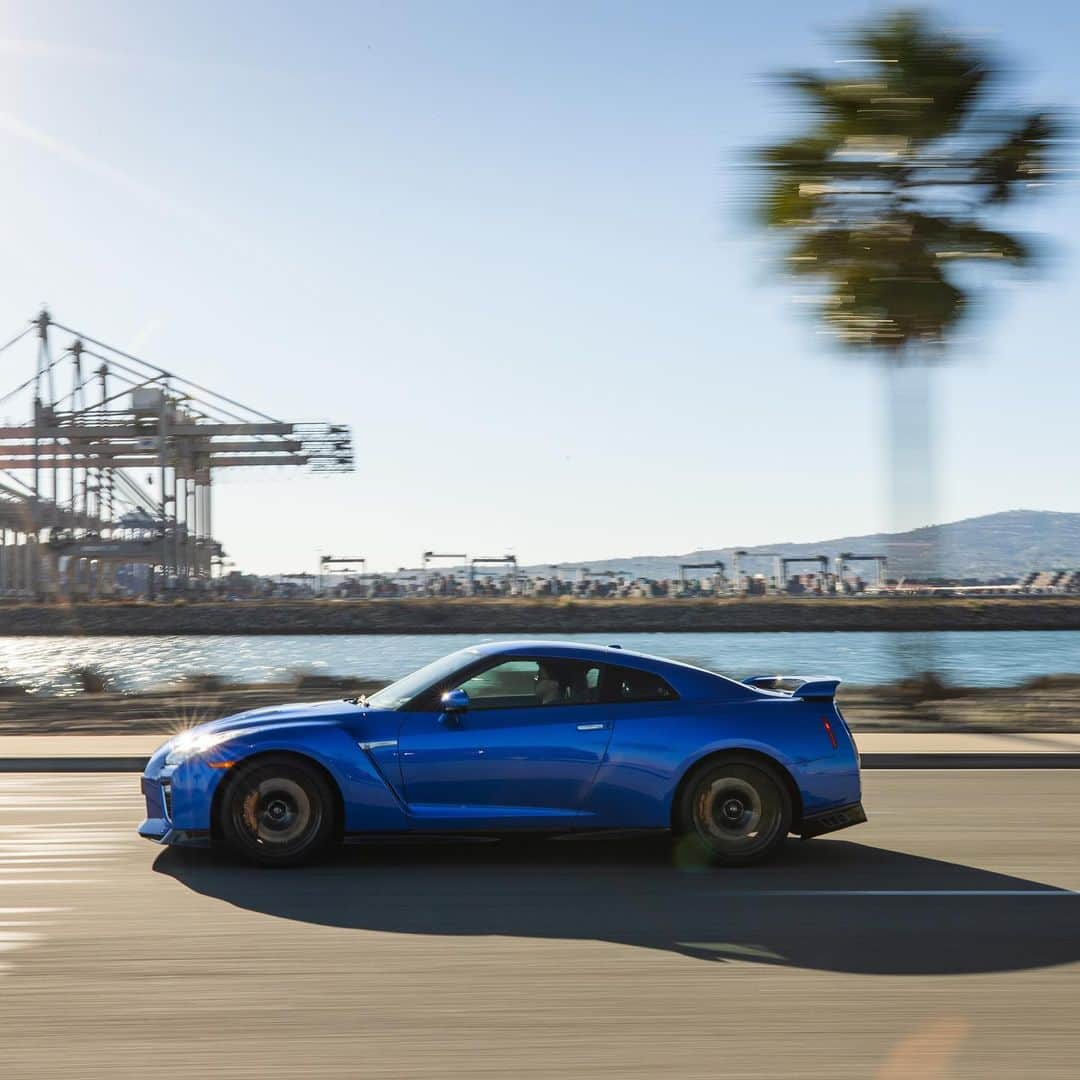 Nissanさんのインスタグラム写真 - (NissanInstagram)「Sandy wheels, sun-kissed headlights ☀️  #Nissan #NissanGTR #GTR #GTRPremium #SportsCar #BeachDay #Sunkissed #GoldenHour」8月6日 23時25分 - nissan