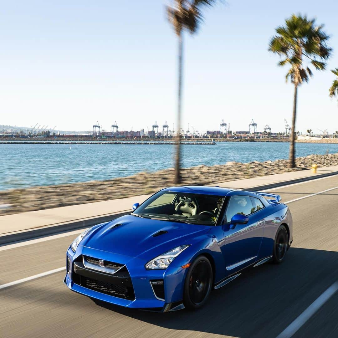 Nissanさんのインスタグラム写真 - (NissanInstagram)「Sandy wheels, sun-kissed headlights ☀️  #Nissan #NissanGTR #GTR #GTRPremium #SportsCar #BeachDay #Sunkissed #GoldenHour」8月6日 23時25分 - nissan