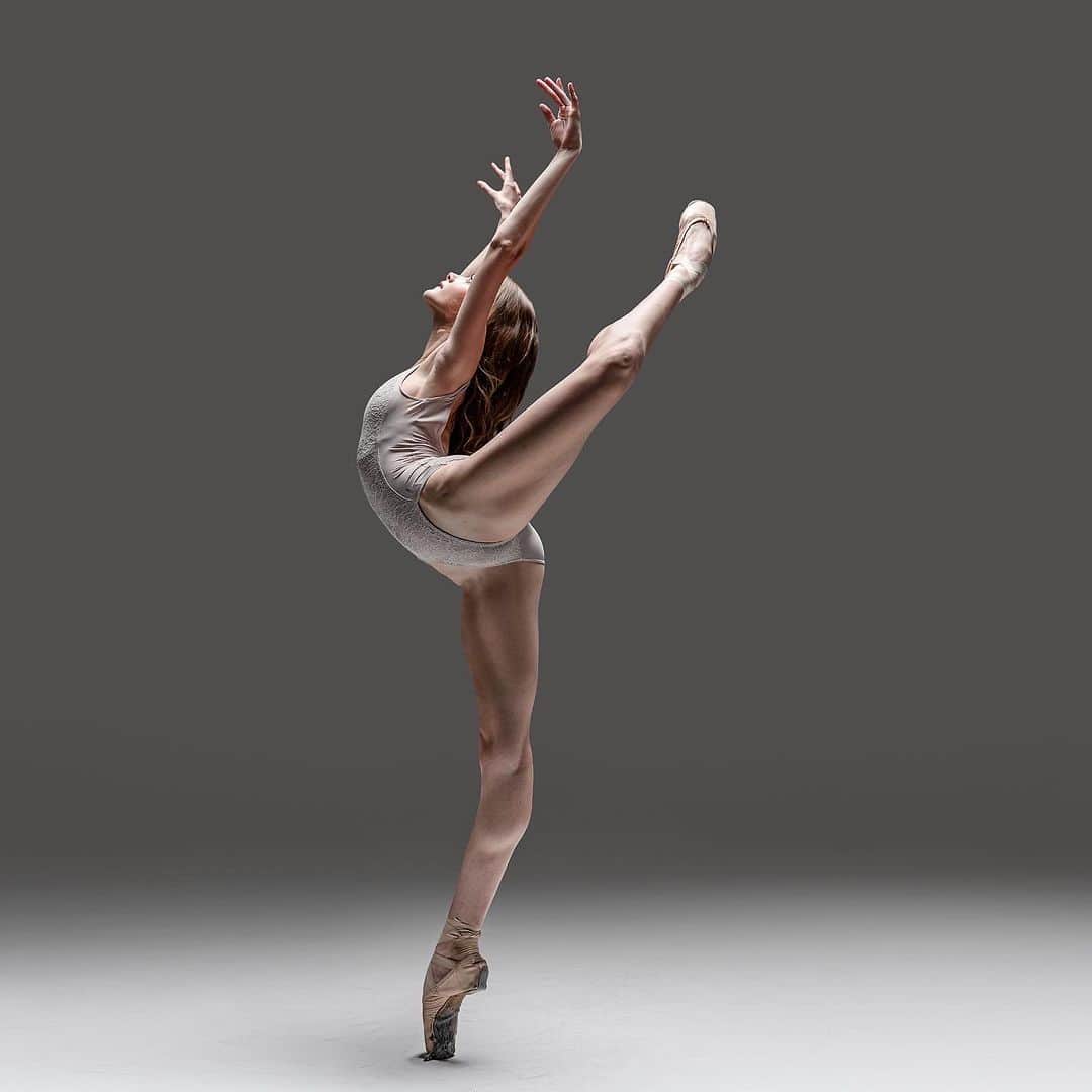 Ballet Is A WorldWide Languageさんのインスタグラム写真 - (Ballet Is A WorldWide LanguageInstagram)「So so stunning. @sarah_savage_ballerina by @deanbarucija ✨  #sarahsavage #worldwideballet ✨❤️」8月6日 1時24分 - worldwideballet