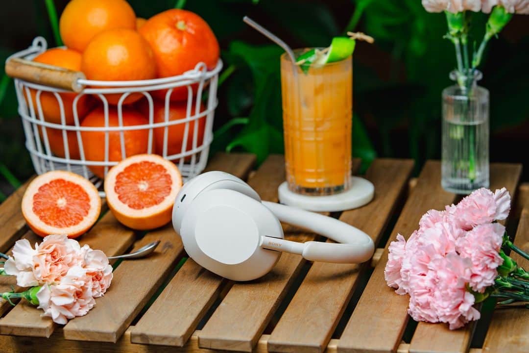 のインスタグラム：「Summer vibes only with our WH-1000XM5 headphones. #MySony #sonyheadphones」