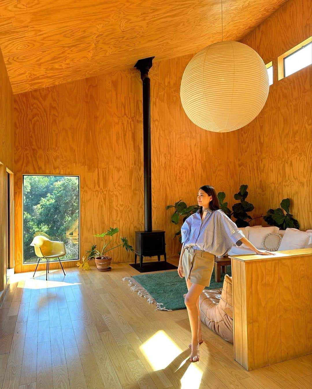 宮城夏鈴のインスタグラム：「Peaceful Topanga🕊  初めてトパンガという地に来ました サンタモニカとマリブの中間の山にある街。泊まった宿はサスティナブル建築で家の一階はヨガスタジオ！住みたい🥹  私の住んでるLAの街は夏も 日本のように水水しい新緑の緑というよりは、乾いた山肌に植物やハーブやサボテンと言った印象で、たまに沖縄の湿った北部の森とか、その辺のガジュマルが恋しくなるけど、トパンガで久しぶりに思いっきり美味しい森の空気を全身に取り込んで、生き返った気分です🌲✨  散歩で出会うご近所さんも ここはPeacefulでいい場所でしょう！と自慢してきて、この場所がすぐに大好きになった🫶🏻ダウンタウンも何やらヒッピーで面白い雰囲気でした！  あと、今回気づいた事 家から前日に仕込んだハンバーグや調味料などごっそり食材を宿にもっていくのは母に似てきたなと...😅どこに行くのも手作りを持って行く、持たされるようなスタイルで、子供の時は不満だったけど、今になるとその贅沢さがわかる☺️」