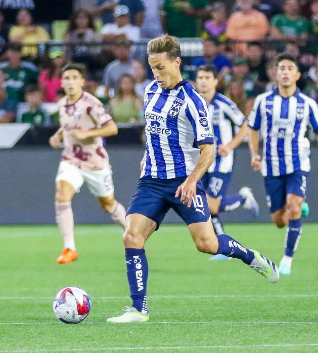 セルヒオ・カナレスさんのインスタグラム写真 - (セルヒオ・カナレスInstagram)「🔵⚪️ Primeros minutos con @rayados, victoria ✌️ y el martes a por el Clásico Regio !!!!   #️⃣ #EnLaVidaYEnLaCancha」8月6日 1時36分 - sergiocanalesoficial