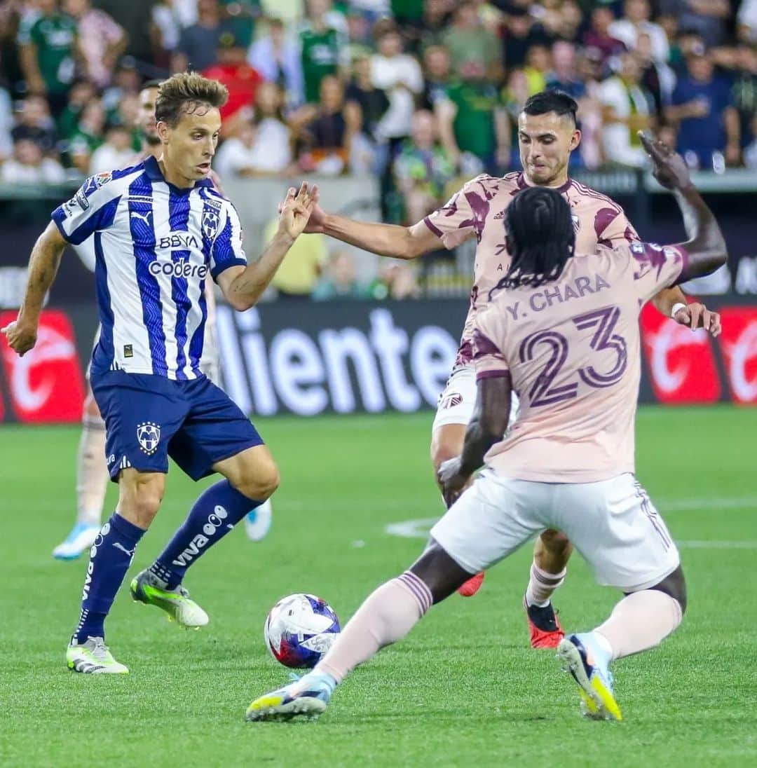 セルヒオ・カナレスさんのインスタグラム写真 - (セルヒオ・カナレスInstagram)「🔵⚪️ Primeros minutos con @rayados, victoria ✌️ y el martes a por el Clásico Regio !!!!   #️⃣ #EnLaVidaYEnLaCancha」8月6日 1時36分 - sergiocanalesoficial