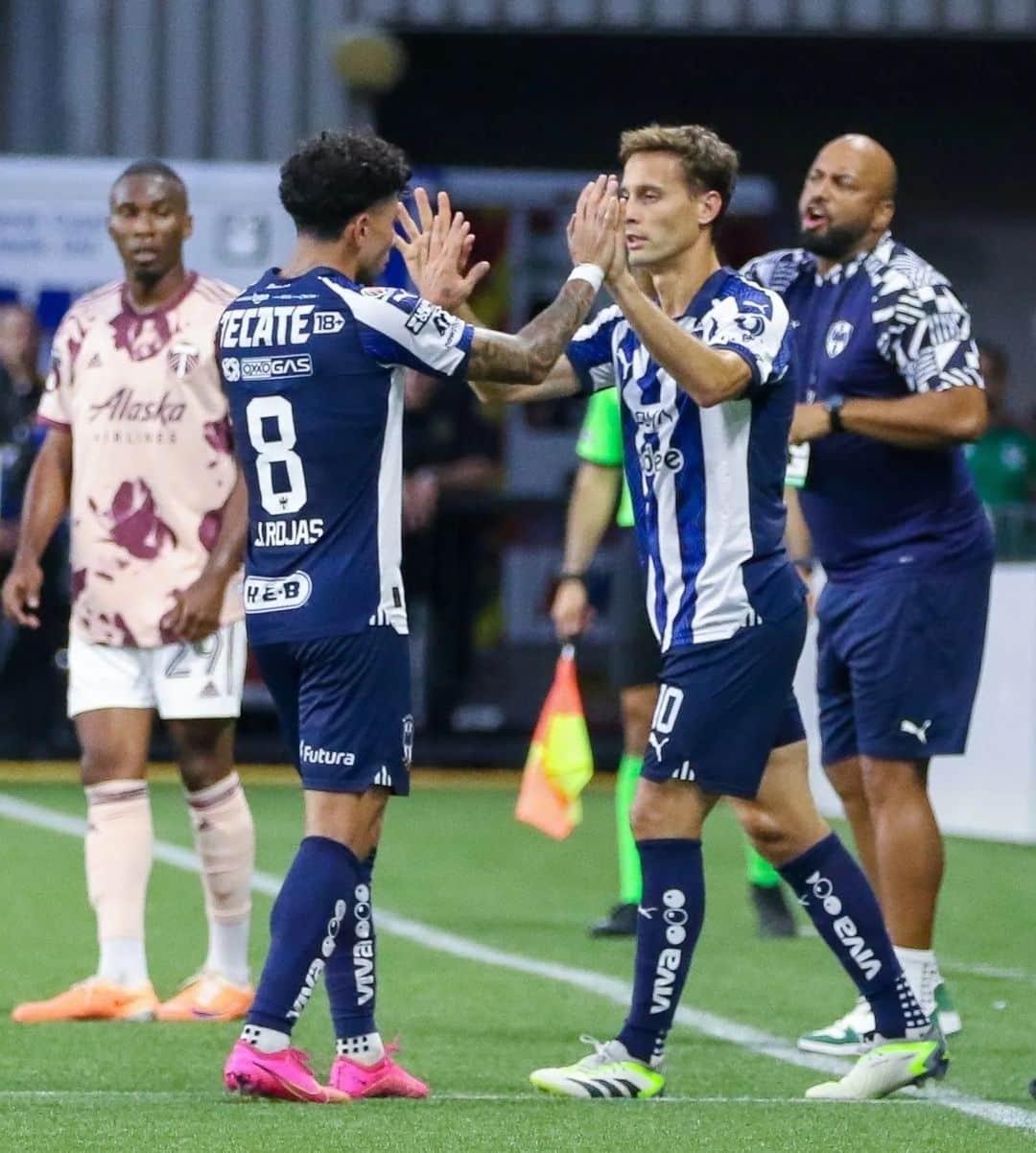 セルヒオ・カナレスのインスタグラム：「🔵⚪️ Primeros minutos con @rayados, victoria ✌️ y el martes a por el Clásico Regio !!!!   #️⃣ #EnLaVidaYEnLaCancha」