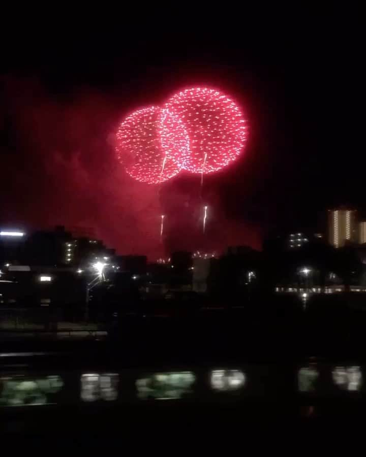 やけのはらのインスタグラム：「何日か前、今日は浴衣の人が多いな、花火大会かなとか思っていたら、たまたま見晴らしの良い場所にいた時に、丁度花火が打ち上がり出した。 夏を感じた。 ラッキー！」