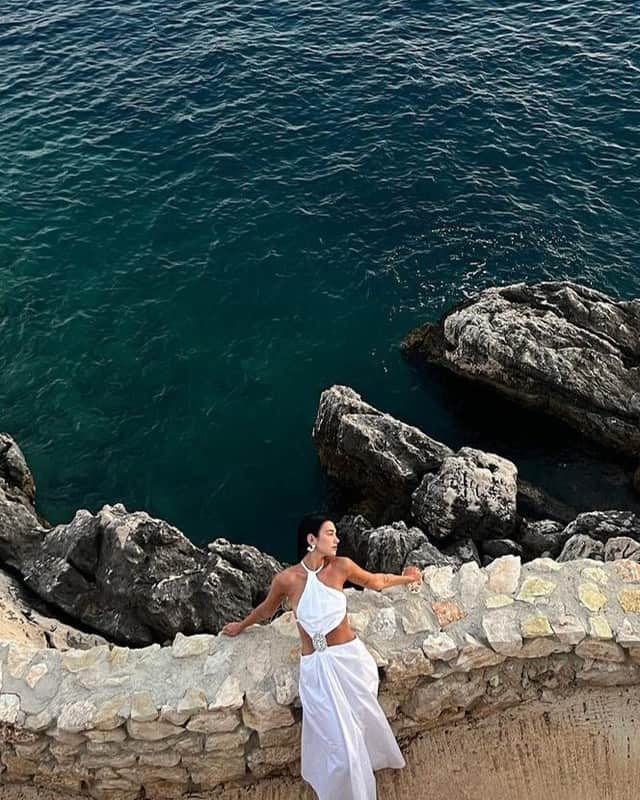 Vogueさんのインスタグラム写真 - (VogueInstagram)「Considering @dualipa portrayed mermaid Barbie in the blockbuster of the summer, it follows that she has the perfect seaside vacation wardrobe as well. Returning to Albania for the summer, Lipa is enjoying a nice getaway—and she’s nailed beachy style in the process.  Tap the link in our bio for more on her vacation style.」8月6日 2時01分 - voguemagazine