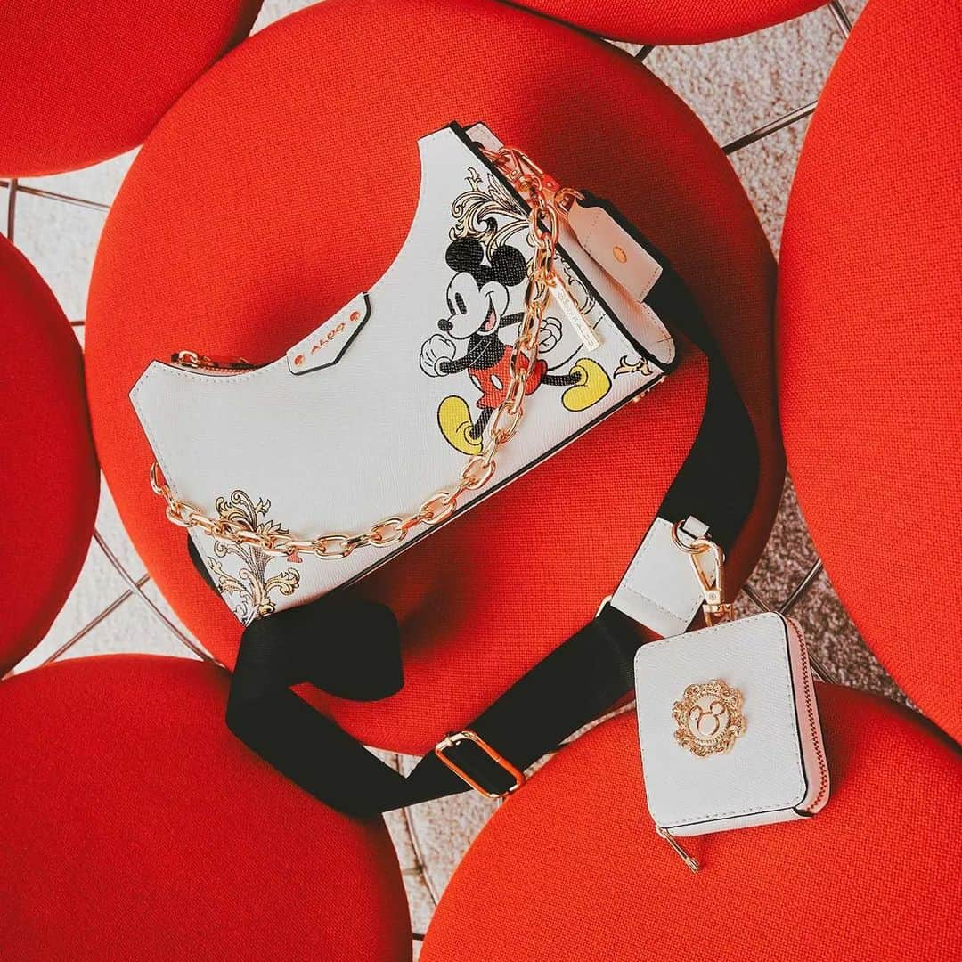 CeCi Thailandさんのインスタグラム写真 - (CeCi ThailandInstagram)「คอลเลกชัน Disney x ALDO: Mickey and Friends ประกอบด้วยแฟชันไอเท็ม 23 ชิ้นที่ออกแบบขึ้นเพื่อเฉลิมฉลองให้กับเหล่ามิกกี้ และผองเพื่อนดิสนีย์ ได้แก่ มิกกี้ เมาส์, มินนี่ เมาส์, พลูโต, กู๊ฟฟี่, โดนัลด์ ดั๊ก และเดซี่ ดั๊ก ด้วยการผสมผสานอันลงตัวของความคิดถึงในวัยเยาว์และมนต์เสน่ห์ของดิสนีย์   นอกจากนี้ ALDO ยังได้นำเทคโนโลยี Pillow Walk อันเป็นซิกเนเจอร์ของแบรนด์มาใช้ในการผลิตและออกแบบรองเท้าในคอลเลกชันเพื่อเพิ่มความนุ่มสบายในการสวมใส่ด้วยเลเยอร์คุชชันถึงสองเท่า เพื่อการก้าวเดินได้อย่างมีสไตล์และสบายเท้า  #aldo #disney」8月6日 2時10分 - girldailydotcom