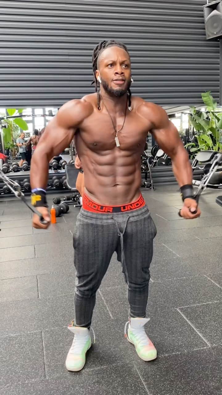 Ulissesworldのインスタグラム：「My secret for that 3D pec definition 💪🏾  If you’re looking to get that ultimate chest pump try this cable triple set at the end of your workout 🔥  Exercises:  1. Standing low fly 2. High to low fly  3. Kneeling low to high fly  Aim for 8-15 reps for 3 sets 💪🏾  Why you should use cables? Cable chest fly activates the chest muscles more than traditional exercises like the bench press. The cable machine keeps the muscles active throughout the entire range of motion.   For more tips like this and workouts custom to your goals, click the link in my bio for your personalise meal and workout program and let me help you achieve your ultimate transformation🔥」
