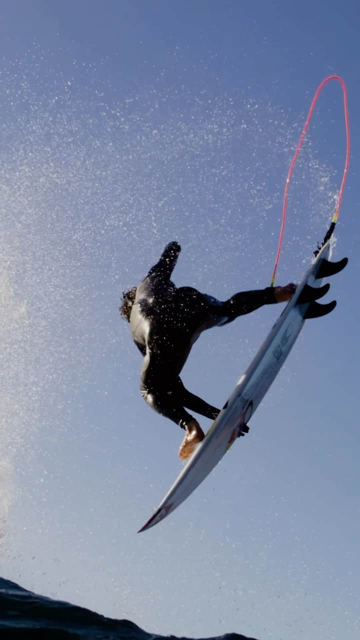 クイックシルバーのインスタグラム：「@griffin_cola slowing down the whistle of the wind out west in REPEATER.   Watch it at the link in our bio. Water angle by @tomjenno」