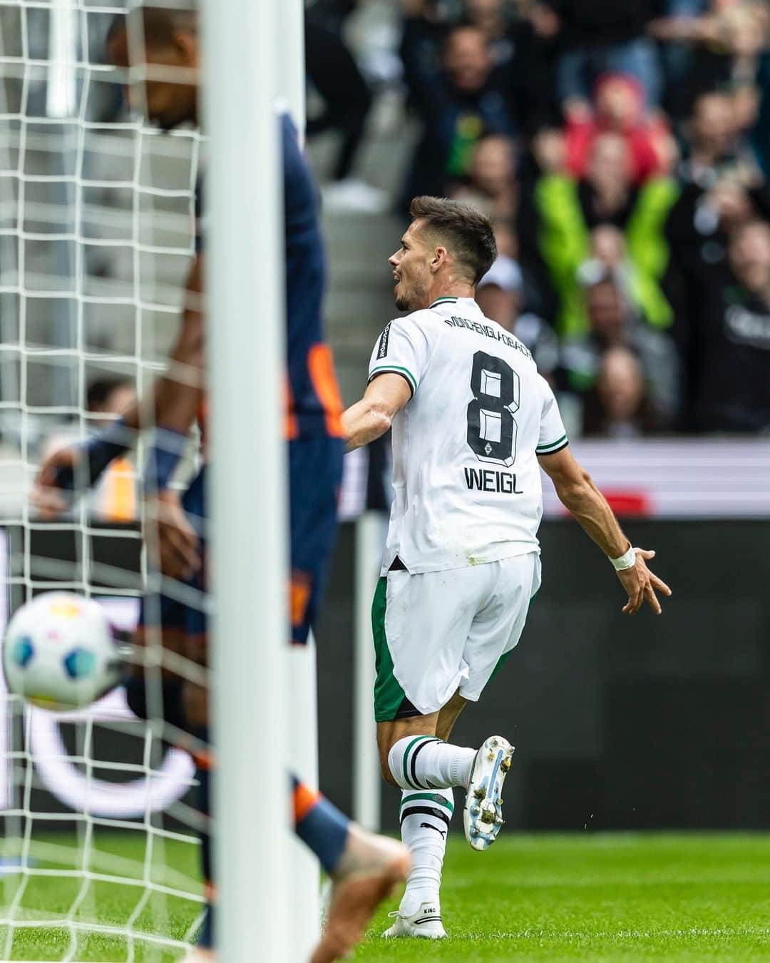 ユリアン・ヴァイグルのインスタグラム：「Guter Letzter Test ✅ Danke für euren Support! @borussia」