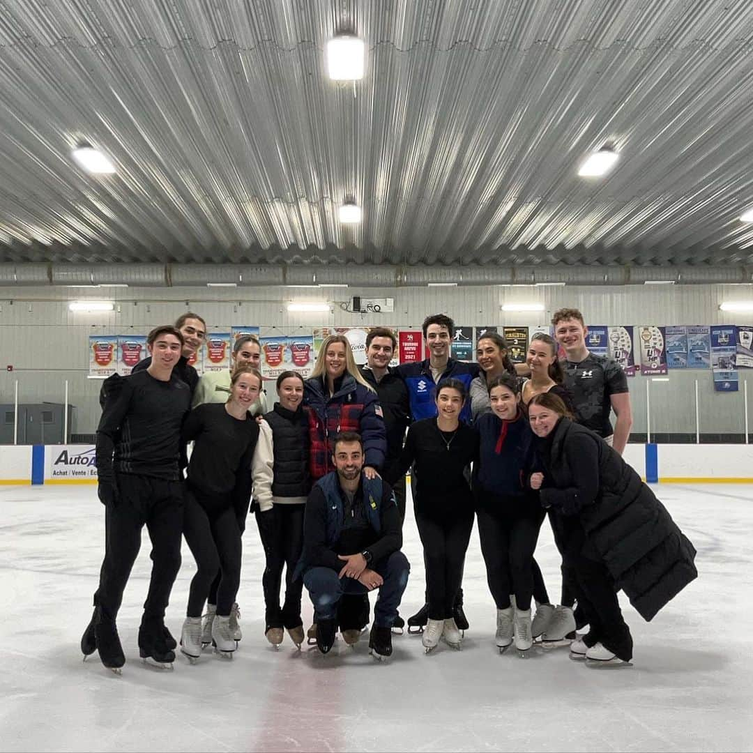 スコット・モイアのインスタグラム：「The family will be bigger for the next couple of days 💃🕺  All the London campus is in Montreal to train, to bounce with the rest of the team and... also to have some fun and precious time together.   #iceacademyofmontreal #forwardlooking #strongertogether #strongerthanever #figureskating #iceskating #icedancing #icedance #isufigure #iceskate #iceskater #figureskater #patinaje #patinage #patinajeartistico #pattinaggio #フィギュアスケート #피겨스케이팅 #worldfigure #eurofigure #london #canada」