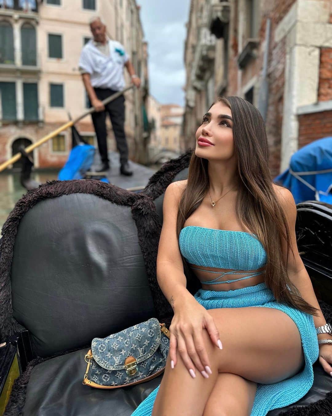 KaThE ArOcAのインスタグラム：「Una ragazza molto felice a Venezia 🛶  #gondola #venecia #italia #happylife」