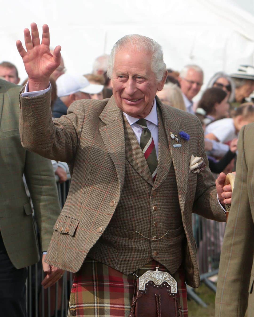 ロイヤル・ファミリーのインスタグラム：「A wonderful day at the Mey Games! 🏴󠁧󠁢󠁳󠁣󠁴󠁿  The King joined spectators in watching traditional sports and presented a trophy to the winning Tug of War team.」