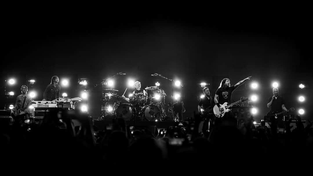 フー・ファイターズのインスタグラム：「THANK YOU SPOKANE! 🤘  Photo by @andiktaylor」