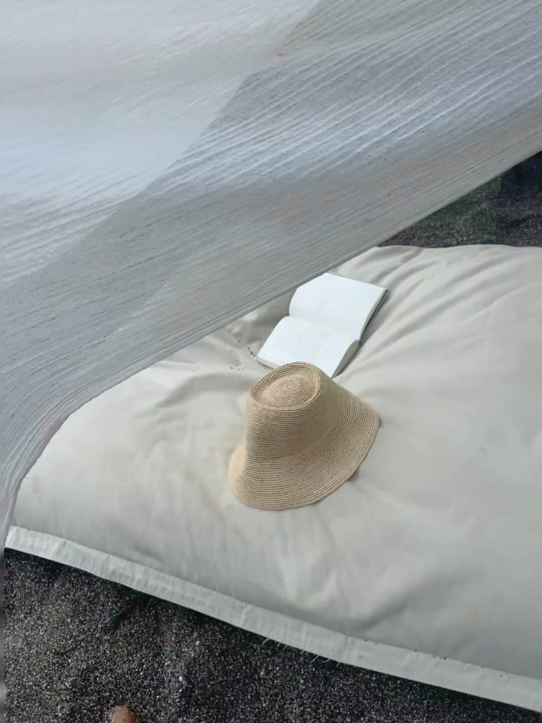 JanessaLeoneのインスタグラム：「SUMMER ESSENTIALS___ Featuring Felix, the classic Raffia bucket that’s often imitated but never matched. Designed to accompany you on all Summer escapes.⁠」