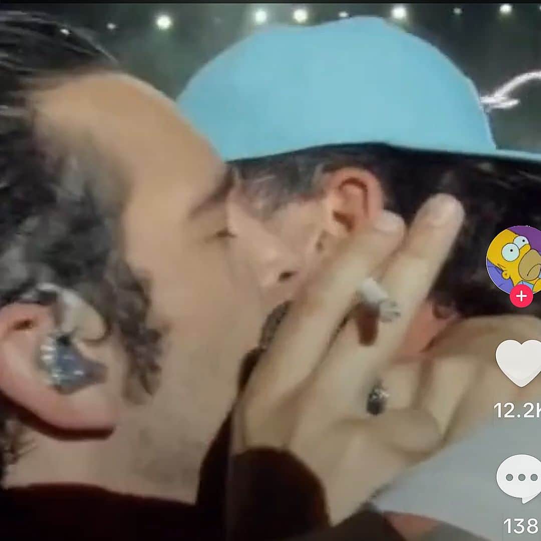 トム・デロングのインスタグラム：「I guess myself ‘AND’ the @the1975 won’t be going to Malaysia - just a couple dudes kissing during their phenomenal set at #lollapalooza @trumanblack」