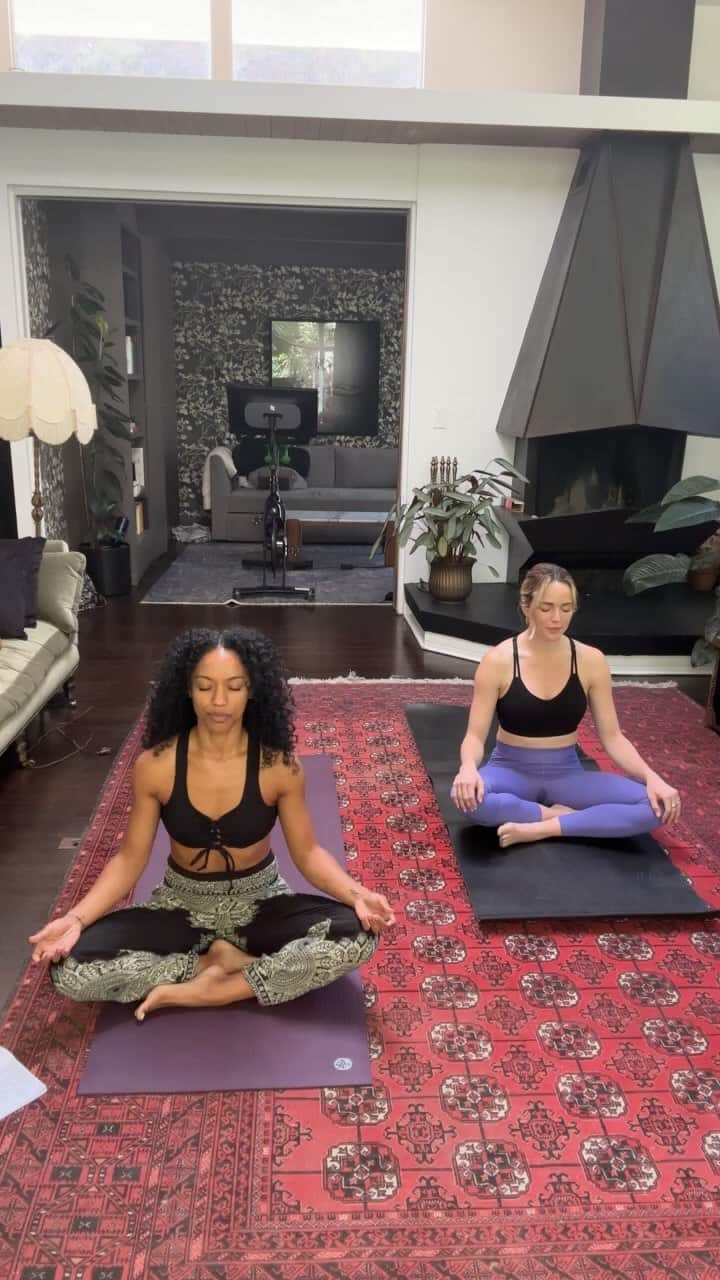 ケイティ・ロッツのインスタグラム：「Our first live yoga session! Thanks for joining」