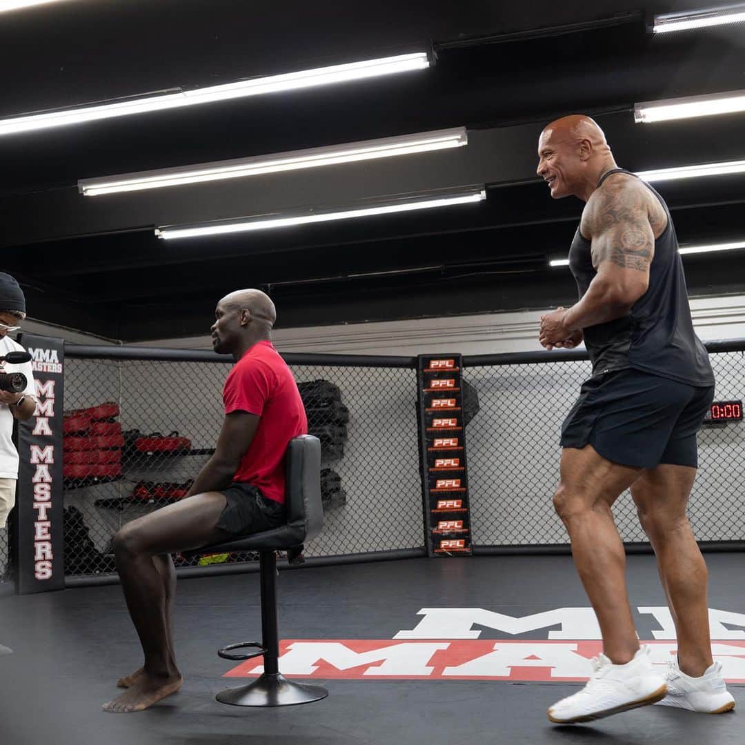 ドウェイン・ジョンソンのインスタグラム：「For a grizzly bear, I’m pretty light on my feet when I’m trying to surprise @thembagorimbo_mma in the cage.   Twinkle toes over here 🙋🏽‍♂️😂   Surprise brother 🤗💪🏾  Huge thank you, love and respect to @mmamasters gym - coaches and fighters for being so gracious and kind. Love u guys, best of luck and see you down the road.   Rooting for my brother Themba in the @ufc, but more importantly- rooting for him and his family - in life. 💪🏾🇿🇼   #hardestworkersintheroom   📸: @hhgarcia41」