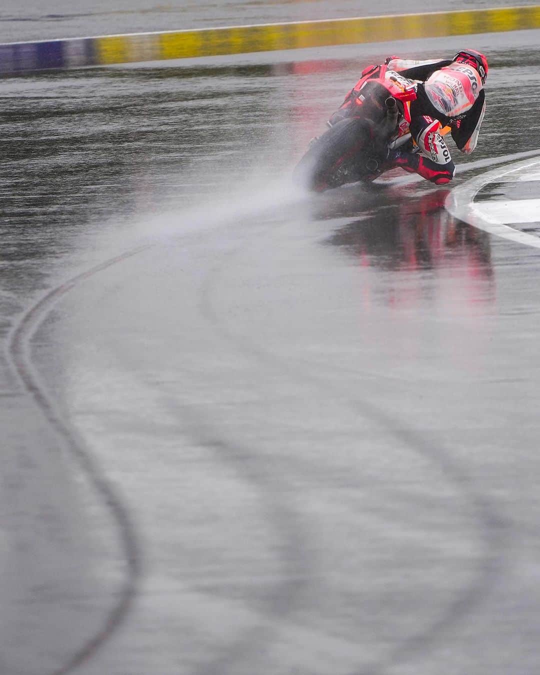 マルク・マルケスさんのインスタグラム写真 - (マルク・マルケスInstagram)「Dia complicado, seguimos 💪🏼  Hard day, keep working 💪🏼  #MM93 #BritishGP #MotoGP #Racing #Motorcycle」8月6日 2時40分 - marcmarquez93