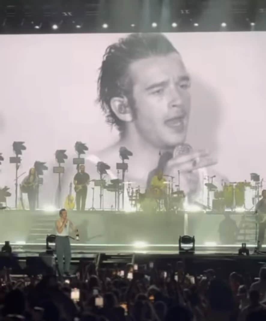 トム・デロングのインスタグラム：「@the1975 blew me away at Lollapalooza…. Great fucking band. @trumanblack even gave me a quick kiss as a first time hello. 🤘🏼」