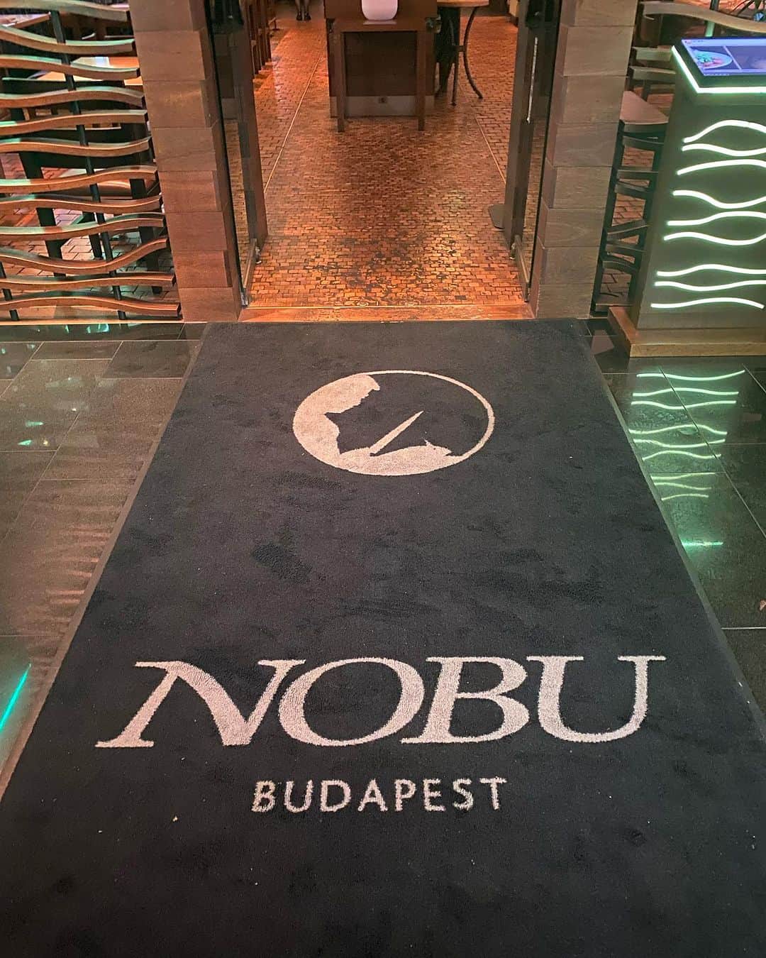 吉田秀彦さんのインスタグラム写真 - (吉田秀彦Instagram)「ブダペストのNOBUレストランで食事！ 色々な国でNOBUレストランにお世話になってます！  #NOBU #budapest」8月6日 2時50分 - yoshidahidehiko44