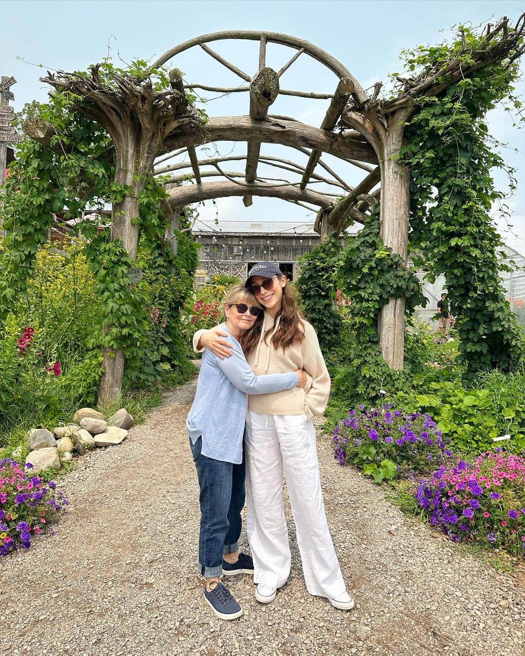 メリル・デイヴィスのインスタグラム：「🦋🌻🥕🐥🍃☕️✨ ••• #upnorth #puremichigan #favoriteplace」