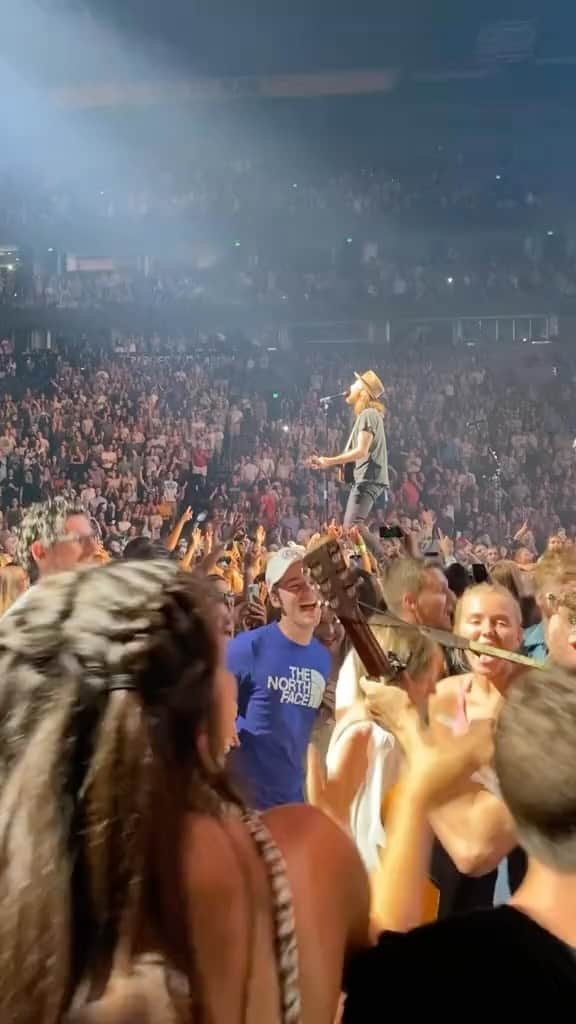 The Lumineersのインスタグラム：「Who’s planning on experiencing this on the North America tour? 🙋‍♂️  🎥: juul_paley on Tik Tok」