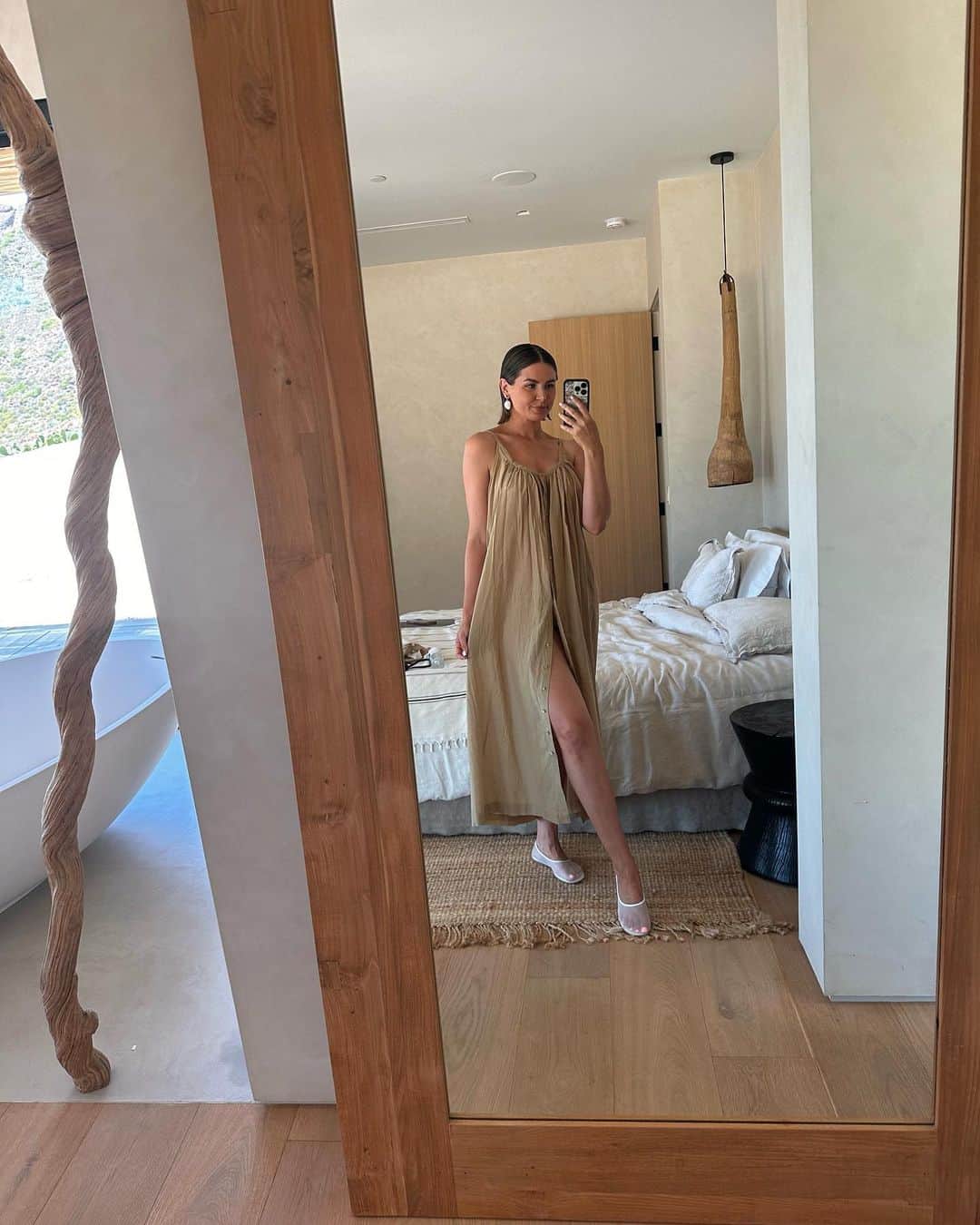 Amber Fillerup Clarkのインスタグラム：「“Work” 🥹👯‍♀️🌵✨🧴🌅🥰」