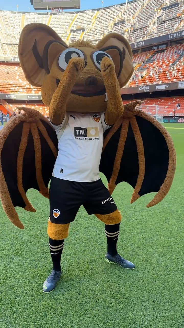 バレンシアCFのインスタグラム：「Nueva temporada 👉🏼 Nuevos bailoteos by: AMUNT 🦇  La nueva equipación 23.24 te queda 🤩🤩  #ADNVCF 🦇 #TrofeuTaronja 🏆🍊」