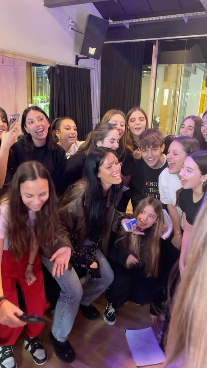 Oriana Sabatiniのインスタグラム：「Refundación de Aliados y @orianasabatini vino a hacer este Encuentro único 🙌🔥❤️  #aliados #orianasabatini」