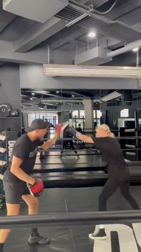 テイラー・モンセンのインスタグラム：「Lesson one…yo…Adrian? #belikewater @dogpound #boxing I’m coming for you @jakepaul 🤣🤣 @jonathanxbrookins」