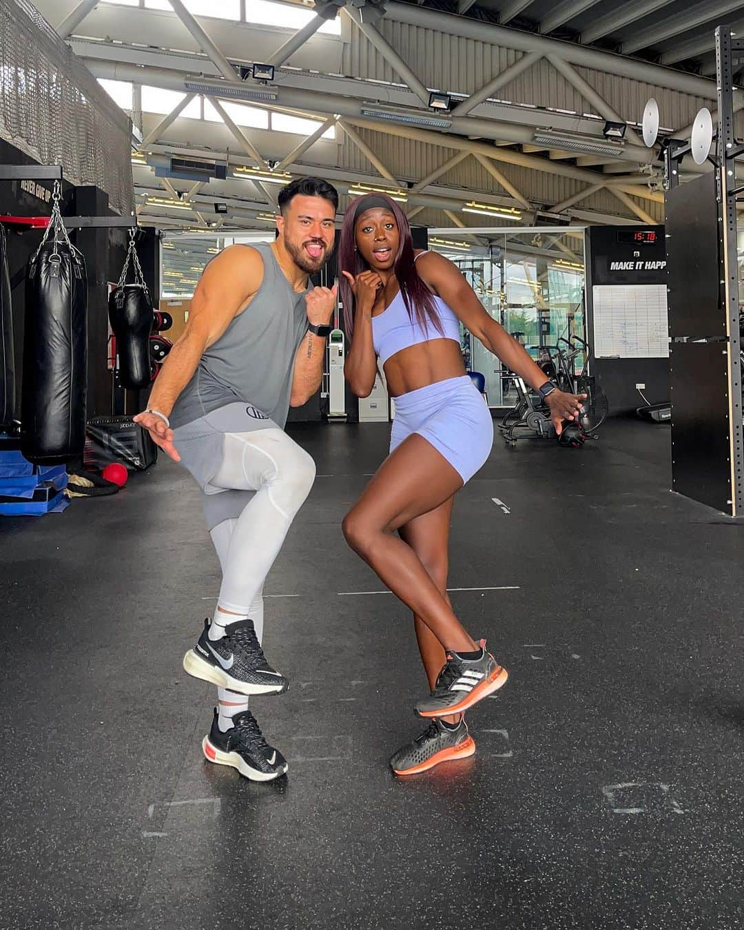 デズリー・ヘンリーさんのインスタグラム写真 - (デズリー・ヘンリーInstagram)「Couples that train together >>>>>>>🤍🦾  #Potd #Ootd #workhard #TrainHard #fitness #training #cfl #trackandfield #workout #fitfam #motivation #Fitness #Bhfyp #AbsWorkout #Potd #Ootd #Bhfyp #CoreExercise #couples #fitnesscouples」8月6日 3時56分 - desiree_lh