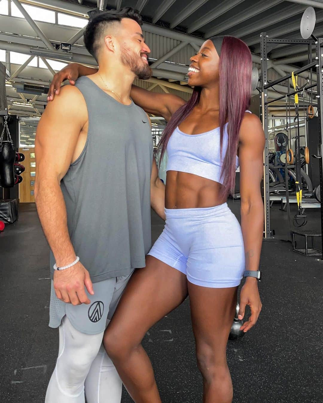 デズリー・ヘンリーさんのインスタグラム写真 - (デズリー・ヘンリーInstagram)「Couples that train together >>>>>>>🤍🦾  #Potd #Ootd #workhard #TrainHard #fitness #training #cfl #trackandfield #workout #fitfam #motivation #Fitness #Bhfyp #AbsWorkout #Potd #Ootd #Bhfyp #CoreExercise #couples #fitnesscouples」8月6日 3時56分 - desiree_lh