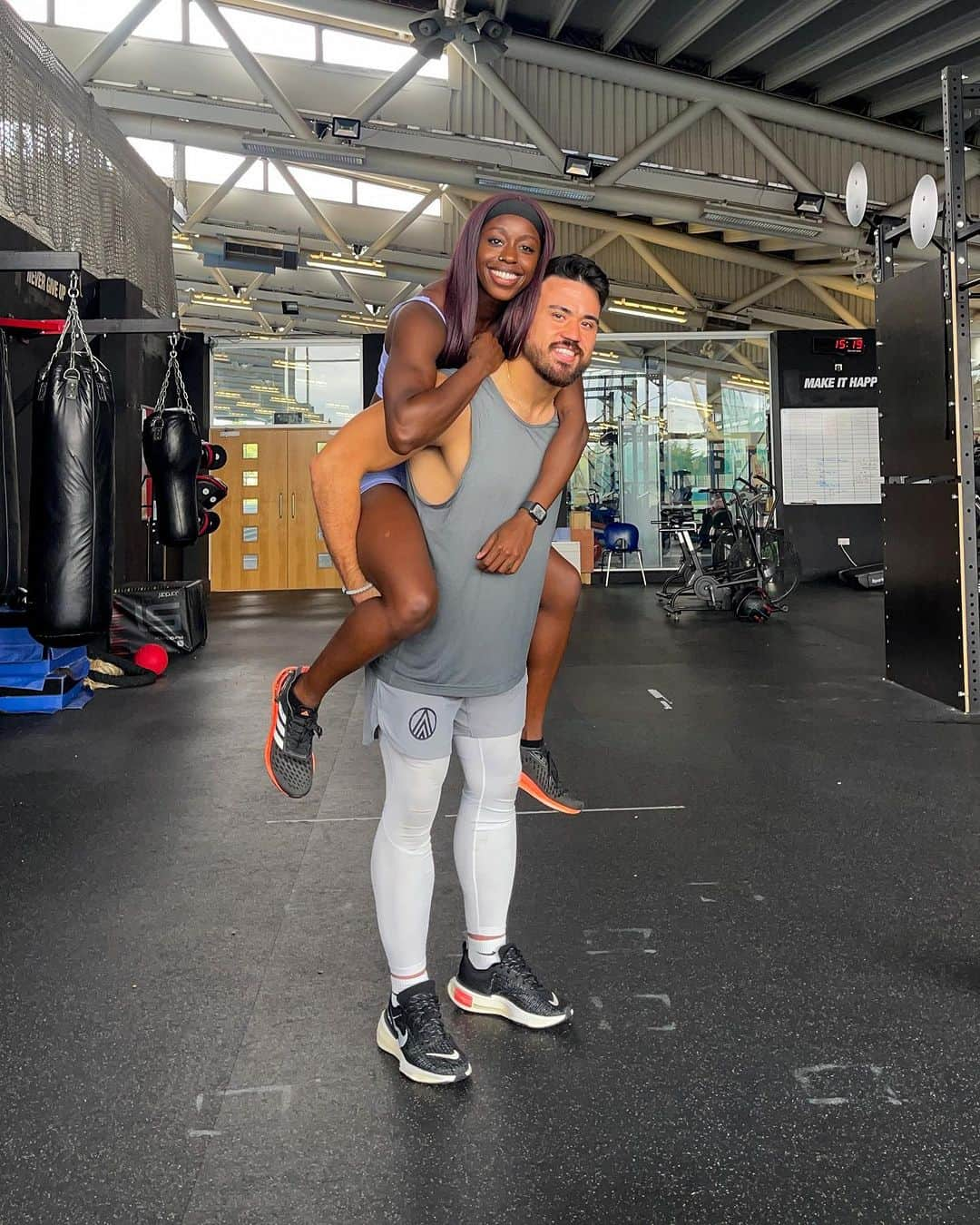 デズリー・ヘンリーさんのインスタグラム写真 - (デズリー・ヘンリーInstagram)「Couples that train together >>>>>>>🤍🦾  #Potd #Ootd #workhard #TrainHard #fitness #training #cfl #trackandfield #workout #fitfam #motivation #Fitness #Bhfyp #AbsWorkout #Potd #Ootd #Bhfyp #CoreExercise #couples #fitnesscouples」8月6日 3時56分 - desiree_lh