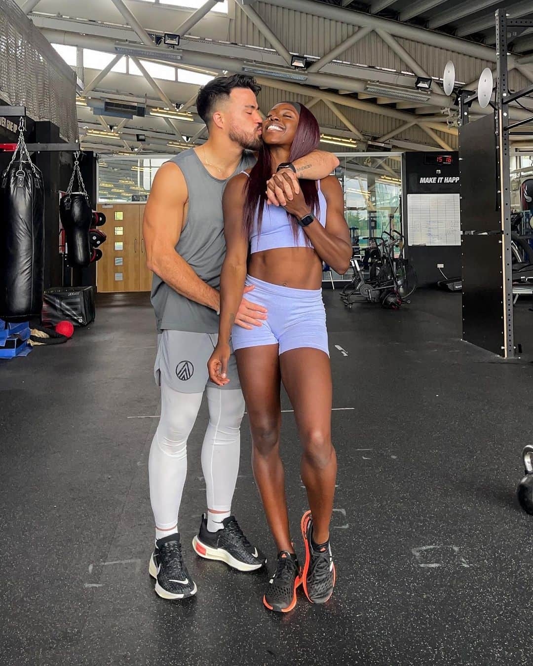 デズリー・ヘンリーさんのインスタグラム写真 - (デズリー・ヘンリーInstagram)「Couples that train together >>>>>>>🤍🦾  #Potd #Ootd #workhard #TrainHard #fitness #training #cfl #trackandfield #workout #fitfam #motivation #Fitness #Bhfyp #AbsWorkout #Potd #Ootd #Bhfyp #CoreExercise #couples #fitnesscouples」8月6日 3時56分 - desiree_lh