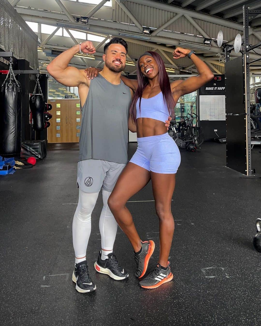 デズリー・ヘンリーさんのインスタグラム写真 - (デズリー・ヘンリーInstagram)「Couples that train together >>>>>>>🤍🦾  #Potd #Ootd #workhard #TrainHard #fitness #training #cfl #trackandfield #workout #fitfam #motivation #Fitness #Bhfyp #AbsWorkout #Potd #Ootd #Bhfyp #CoreExercise #couples #fitnesscouples」8月6日 3時56分 - desiree_lh