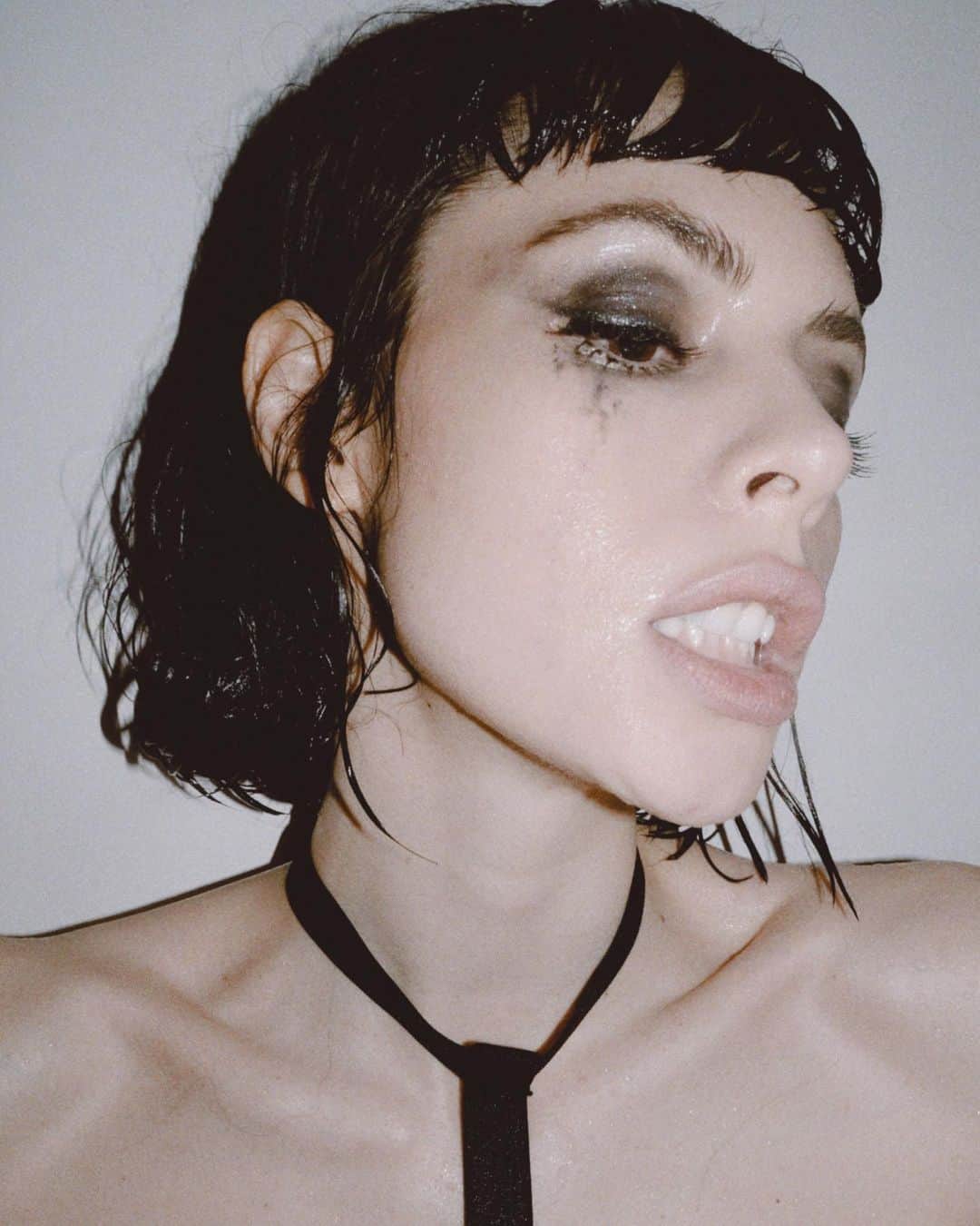のインスタグラム：「Feral cat captured by @kat_in_nyc 📸 🐈‍⬛   @riadazarhair  @angieparkerbeauty  @darinburch」