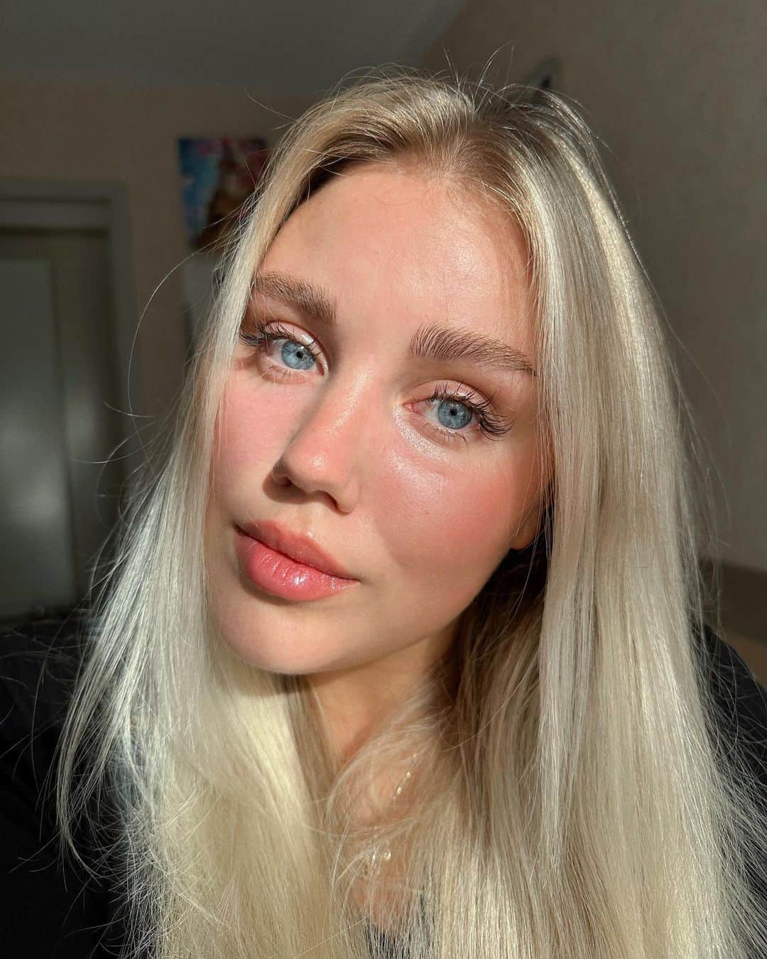 アリサ・フェディチキナのインスタグラム：「🧁🥛⛅️🤍🫧」