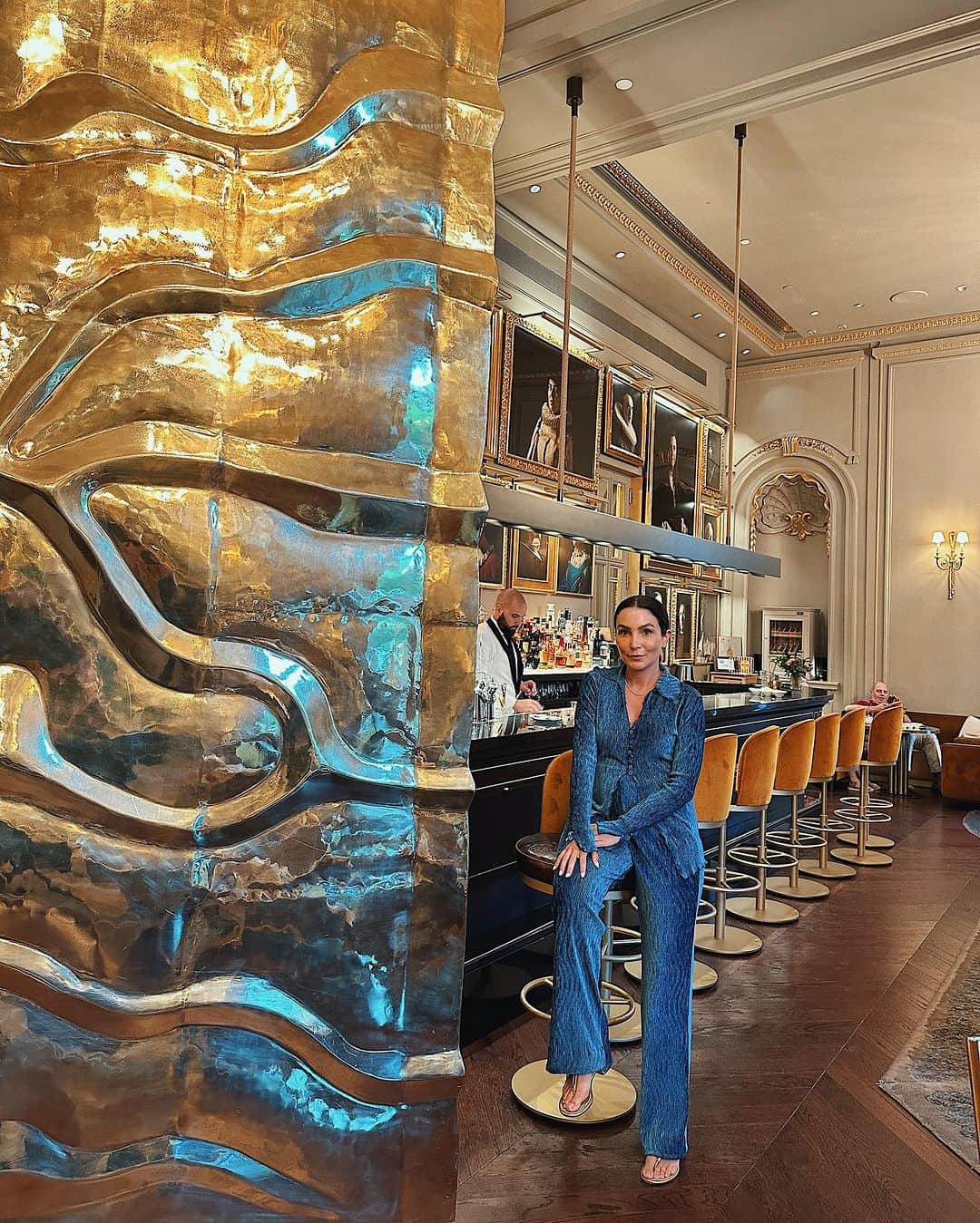 Lalá Noletoのインスタグラム：「Quando você chega em #madrid e vai direto para um palácio 🤩 @mo_ritzmadrid foi a escolha perfeita. Obrigada @perfectrip por escolher esse hotel icônico, bem localizado e com um serviço ímpar ✨ Me sentindo uma princesa espanhola #lalaemmadri」