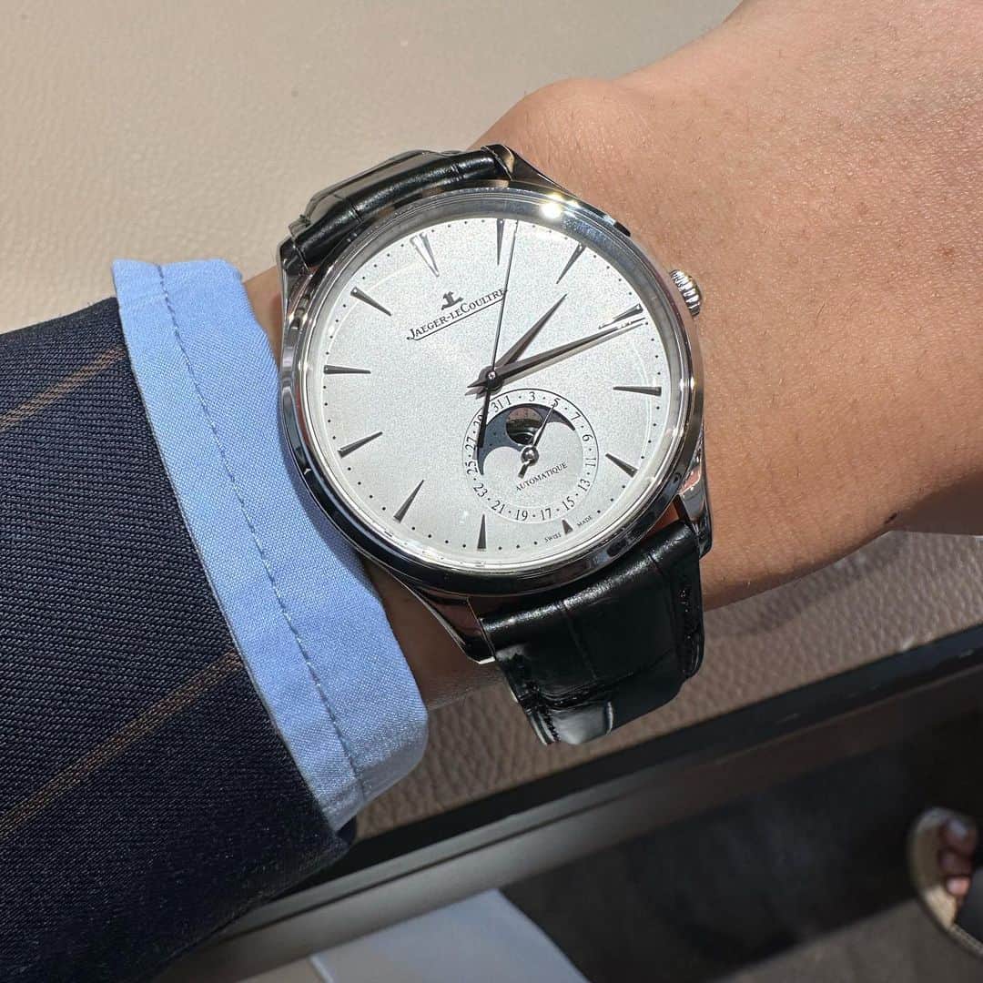 のインスタグラム：「昨日納品した @jaegerlecoultre   マスター・ウルトラスリム ムーン  控えめなサイズ、デザインながら洗練された複雑機構。  スーツ事業をしているのでスーツに合うドレスウォッチを探し、ヴァシュロン、ランゲ、色々見て回りましたが、コチラのマスター・ウルトラスリムが一番僕の腕に合いました😊  お客様や目上の方と会う際に、失礼のない時計を探していたのでピッタリ👍  月の満ち欠けを時計で確認して月を眺めるなんて、粋な事をしようと思います。笑  @kobe_kamine 担当さん有難う御座います^ ^」