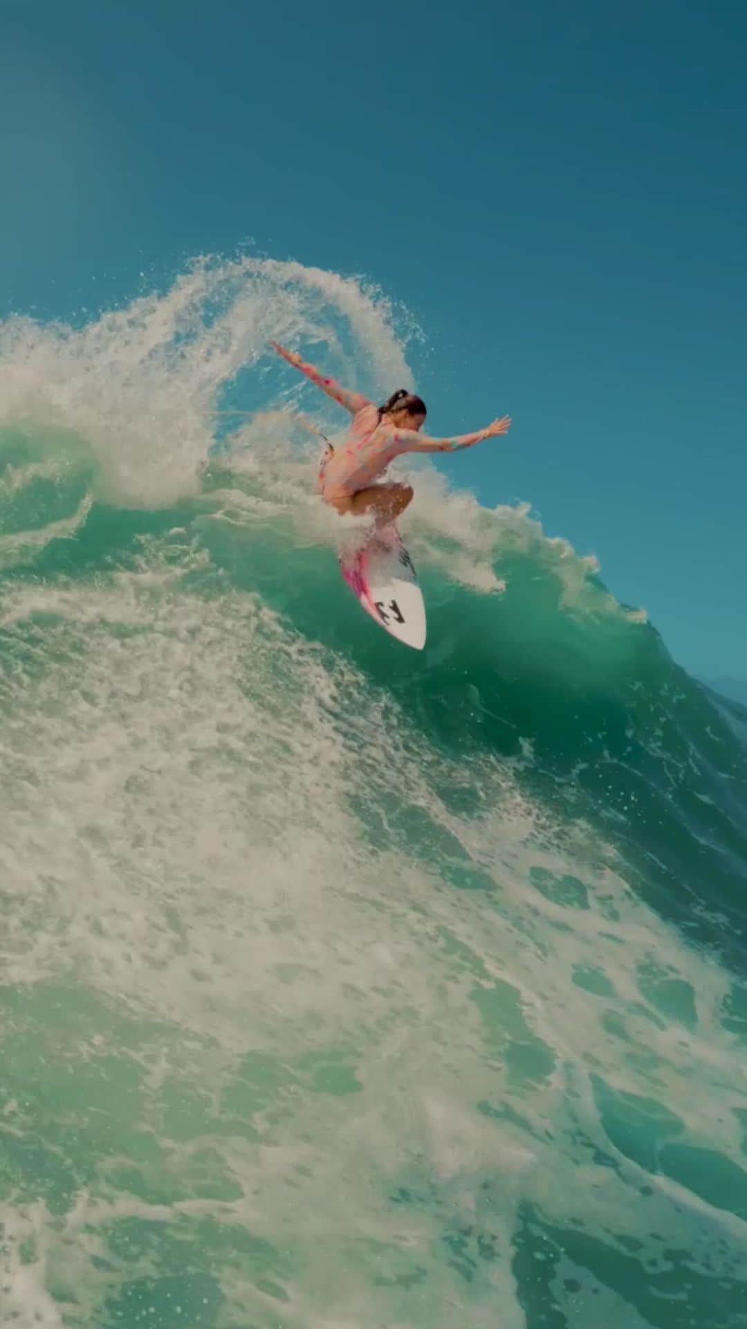 のインスタグラム：「水中🌊🩷🧚🏻‍♀️🏘️  📹by  @jet_akira   #surf #surfing #waves」