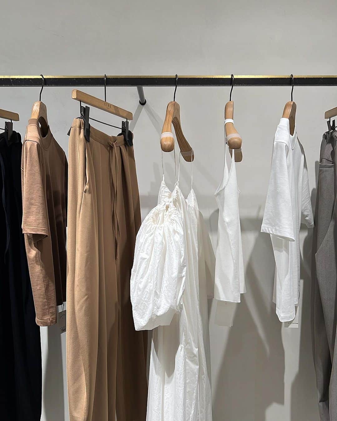 ETRÉ TOKYO ストアのインスタグラム：「@etretokyo  【Recommend items】 ㅤㅤㅤ ㅤㅤ #ETREエンブロイダリーシャツ WHITE / BLUE F size ¥26,400(tax in) ㅤ  新宿スタッフ @etretokyo_tobi 157cm  本社スタッフ @etretokyo_misaki 156cm ㅤㅤ  ㅤ着用カラー：WHITE ㅤㅤㅤ ㅤㅤㅤ  - - - - - - - - - - - - - - - - - - - - - - - - - - - -  商品詳細はTOPページURLよりチェック🔍 ›› @etretokyo_store  ㅤㅤㅤ スタッフコーディネートも毎日更新中【 #etretokyo_staff_ootd 】をフォロー🐿️  TOPページの"フォロー中"から 気になるスタッフのアカウントをフォロー🤝  ㅤㅤㅤ ㅤㅤ  - - - - - - - - - - - - - - - - - - - - - - - - - - - - ⁡  【INFORMATION】 ⁡ㅤㅤㅤ ⁡ ※ ルミネカード会員様限定で店舗通販のご利用が可能です。  ⁡ ※お電話がつながりにくい可能性がございます。 ⁡ ※また混雑時には入場制限及び 試着点数の制限を設けさせて頂きます。 予めご了承ください。 ⁡ ⁡ ご理解、ご協力を賜りますよう 心よりお願い申し上げます。   ㅤㅤㅤ 【LUMINE SHINJUKU STORE】 ETRÉ TOKYO ルミネ新宿2店 TEL：03-5989-0979  ー営業時間ー (平日、土日祝)11:00-21:00 ⁡ #etretokyo#etre#fashion#etretokyoshinjuku #etre#2023etre#etretokyo_staff_ootd#2023aw #ルミネ新宿2 #新作紹介 #秋ファッション #秋スタイル #スタッフスナップ #シンプルコーディネート#シンプルファッション #オトナカジュアルコーデ #ワントーンコーデ #オーバーサイズシャツ #白シャツコーデ」