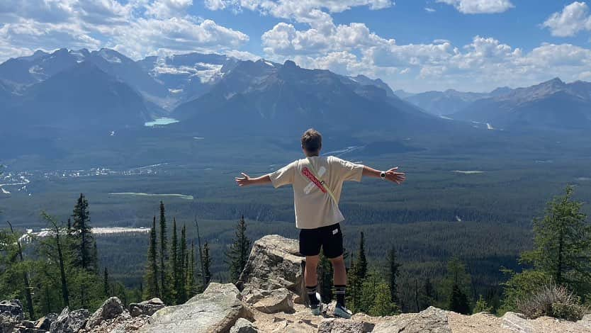 竹本カズキさんのインスタグラム写真 - (竹本カズキInstagram)「カナダ旅行記🇨🇦 トロント→キャンモア→バンフ→ヴィクトリア→バンクーバー  久しぶりの海外旅行最高でした♪ 特にカナディアンロッキーは地球の大きさを改めて感じることができたな〜⛰️  ナイアガラの滝は近く通るだけでまじ溺れるかと思った笑  #ランニング男子 #マラソントレーニング #力チャレ #ランニング初心者 #マラソン初心者   #カナダ旅行 #banff #canadianrockies #grassilakes」8月6日 15時40分 - popline.kazuki