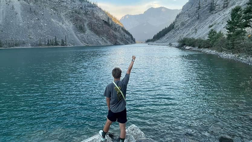 竹本カズキさんのインスタグラム写真 - (竹本カズキInstagram)「カナダ旅行記🇨🇦 トロント→キャンモア→バンフ→ヴィクトリア→バンクーバー  久しぶりの海外旅行最高でした♪ 特にカナディアンロッキーは地球の大きさを改めて感じることができたな〜⛰️  ナイアガラの滝は近く通るだけでまじ溺れるかと思った笑  #ランニング男子 #マラソントレーニング #力チャレ #ランニング初心者 #マラソン初心者   #カナダ旅行 #banff #canadianrockies #grassilakes」8月6日 15時40分 - popline.kazuki