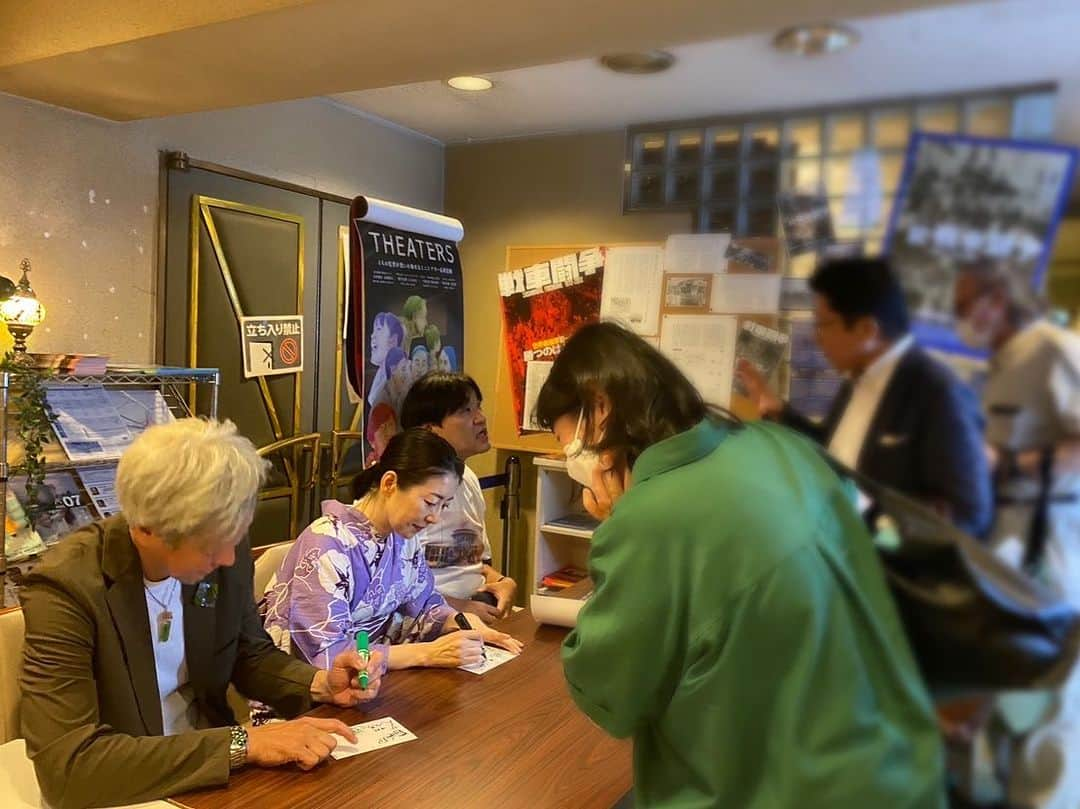 江藤あやさんのインスタグラム写真 - (江藤あやInstagram)「花火大会も夏祭りにもどこにも行く予定が無いので、浴衣👘着てみました。 最近全然着れてないけど、和服好きなんです。  浴衣のせいか、お祭り気分でめちゃ楽しませていただきました♫  お友達の 石本さんが、写真いっぱい撮ってくれました😆 マネージャーじゃないんだよ💢と言いながら（笑） いつもお世話になってます🙇‍♀️  鈴木太一監督『俺と女と、ある女』でもナチュラルな存在感で良い味出してます。 広島弁がとても上手なので観てくださいね！  #THEATERS #ジャックアンドベティ #横浜ジャックアンドベティ  #中村公彦監督 #鈴木太一監督 #ドロンズ石本 #澤真希 #石倉良信 #江藤あや」8月6日 14時15分 - ayayakko19