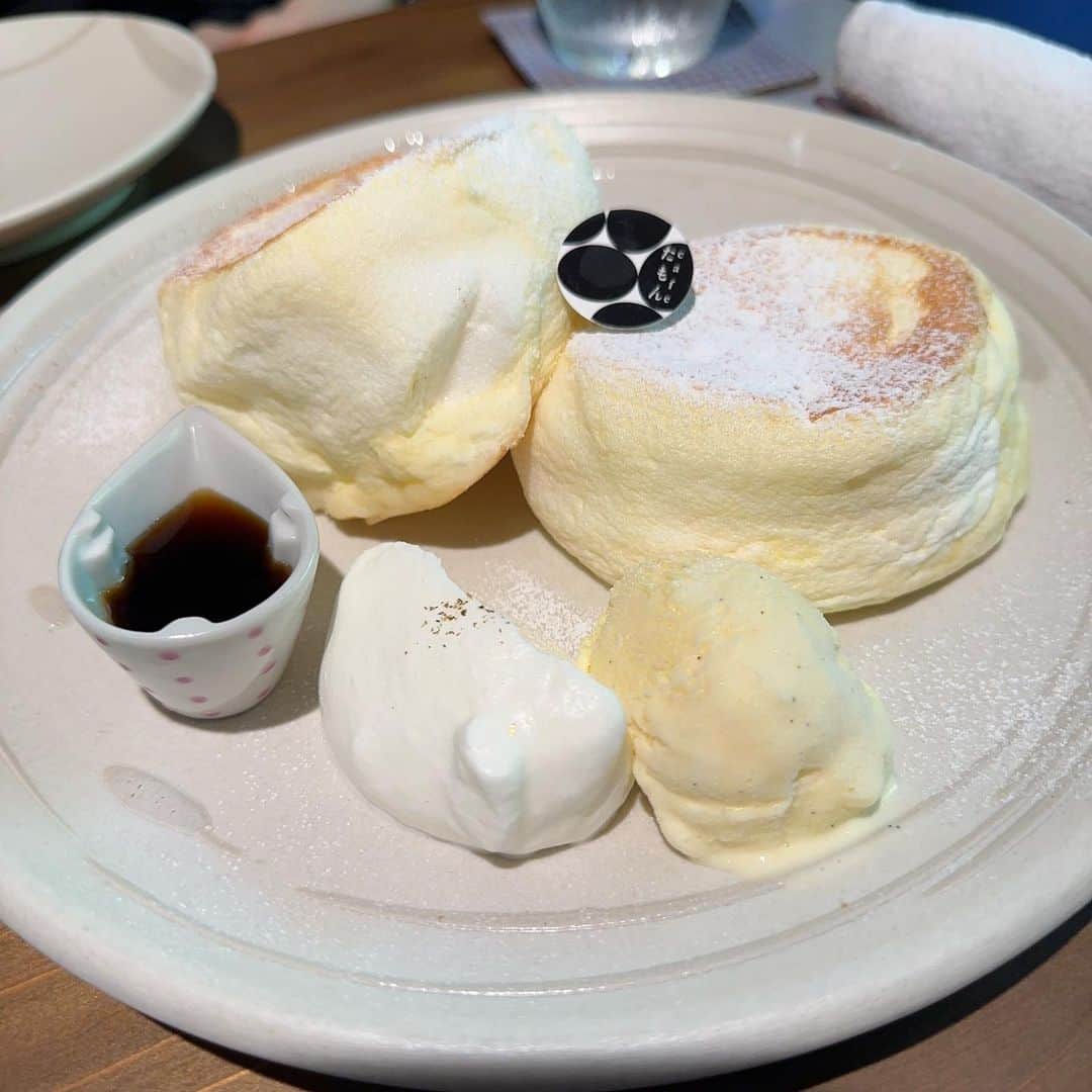 休日課長さんのインスタグラム写真 - (休日課長Instagram)「石川県産コシヒカリ米粉を使ったパンケーキとの事です。フワフワの具合が想像以上のフワフワで、なんと言っても軽やかな風味が心地よく、とにかく大好きです。私事で恐縮ですが、甘みが私の好みど真ん中でして。もう食べたくなってる。また早く会いたい。ごちそうさまでした！ #石川県 #金沢市 #東山 #cafeたもん #米粉 #パンケーキ with @indigolaend」8月6日 14時08分 - kyujitsu_kacho